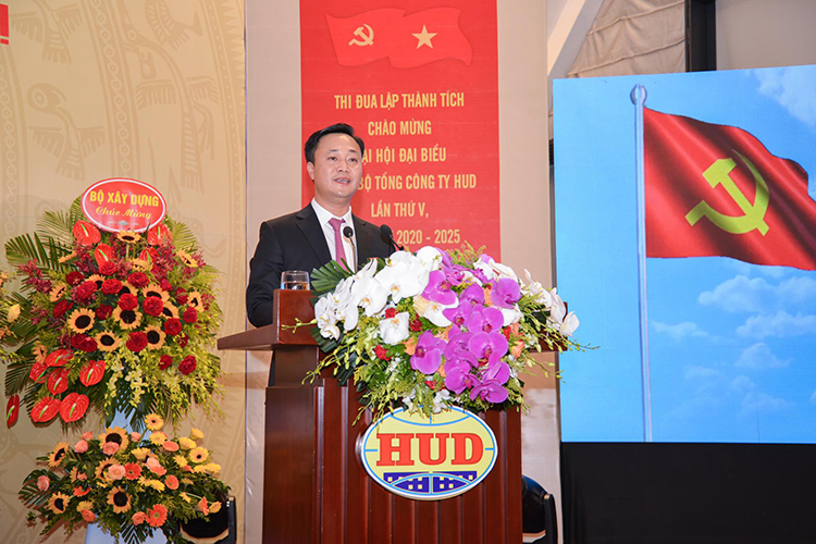 Đồng chí Nguyễn Việt Hùng, Bí thư Đảng ủy HUD trình bày Báo cáo chính trị tại Đại hội.