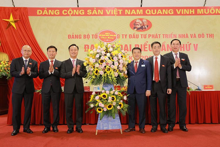Đồng chí Y Thanh Hà Niê Kđăm, Bí thư Đảng ủy Khối DNTW tặng hoa chúc mừng Đại hội.