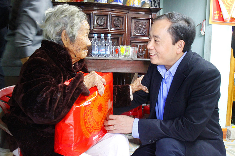 Ông Phùng Lê Dũng- Chủ tịch công đoàn EVNHANOI trao tặng quà cho Mẹ Việt Nam Anh hùng Văn Thị Mem, 97 tuổi – Thôn Nam Giảng, xã Quảng Thái, huyện Phong Điền, tỉnh Thừa Thiên Huế.