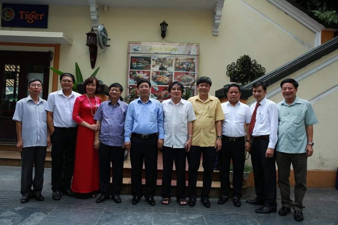 Nhà báo Trần Mai Hạnh (đứng thứ 5 từ phải sang) cùng các thế hệ lãnh đạo Đài TNVN chụp ảnh lưu niệm trong một dịp kỷ niệm Ngày thành lập Báo TNVN.