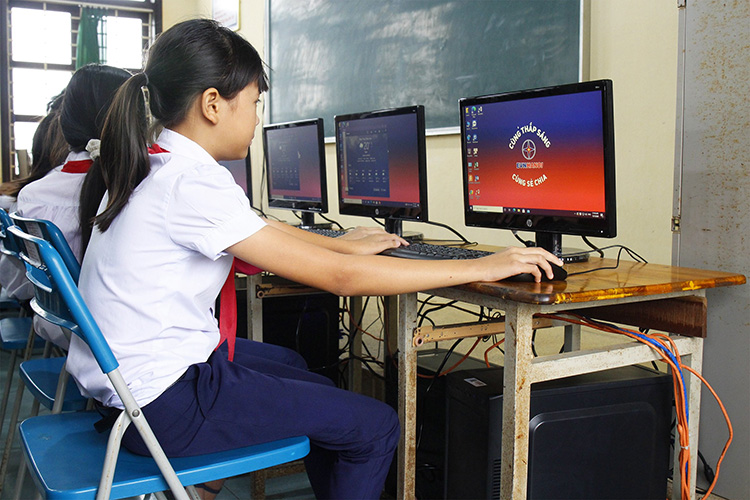 100 bộ máy tính đã được lắp đặt tại các trường THCS bị ngập trong nước nhiều ngày liền và nhiều đợt liên tục tại tỉnh Thừa Thiên Huế