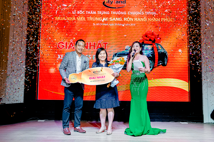 Ông Nguyễn Hoài Nam, Phó TGĐ Kinh doanh trao giải Nhất