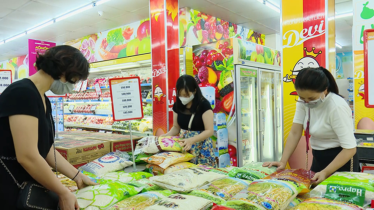 Tại cửa hàng Hapro Food số 3 Lê Thái Tổ, hàng hóa phong phú phục vụ nhu cầu mua sắm của người tiêu dùng