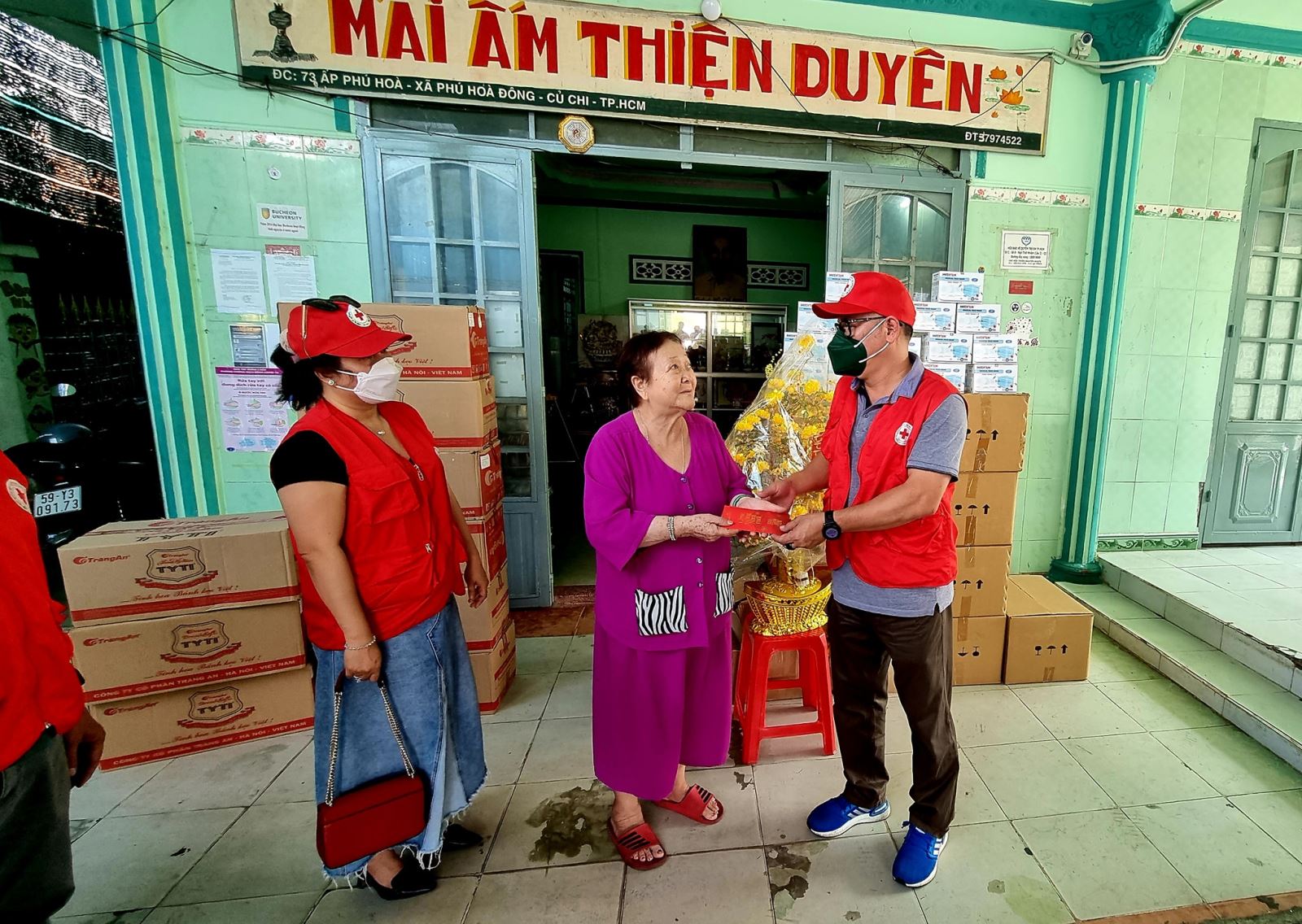 CLB Doanh nhân Chữ Thập Đỏ đến thăm và tặng quà cho mái ấm Thiện Duyên ở xã Phú Hòa Đông, huyện Củ Chi, TpHCM