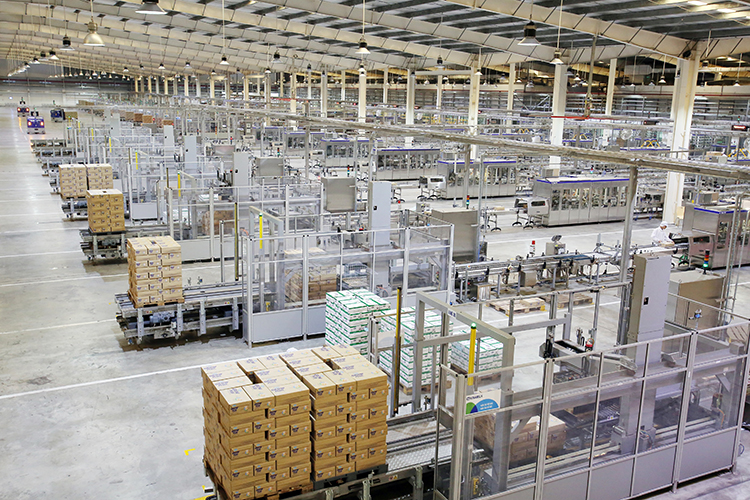 Siêu nhà máy sữa Mega của Vinamilk tại Bình Dương được vận hành dựa trên giải pháp tự động hóa Tetra Plant Master cho phép kết nối và tích hợp toàn bộ nhà máy từ nguyên liệu đầu vào cho đến thành phẩm.