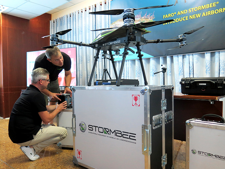 Các chuyên gia kỹ thuật của Stormbee vận hành thử nghiệm thiết bị Stormbee UAV S-20