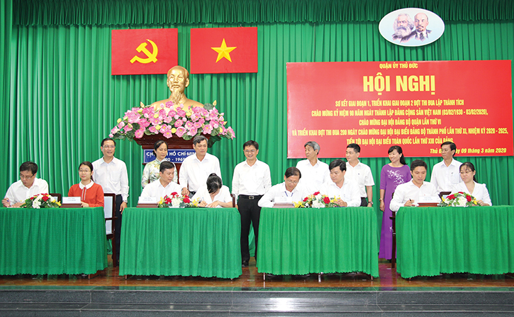 Đảng ủy – UBND 12 phường đã tiến hành ký kết giao ước thi đua.
