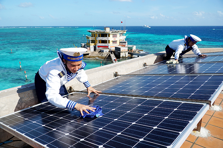 Tác phẩm Giải nhì “Chiến sĩ trên đảo Trường Sa bảo trì hệ thống năng lượng mặt trời” (Tác giả: Hồ Bá Thi)