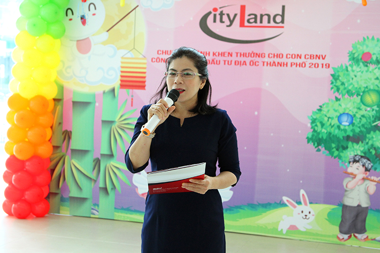 Bà Nguyễn Thị Ngọc Thư - Trưởng phòng Pháp lý dự án kiêm Chủ tịch Công Đoàn phát biểu chào mừng các cháu tại buổi lễ