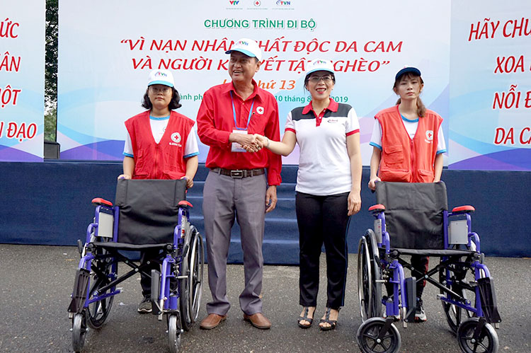 Bà Nguyễn Thị Ngọc Thư, Chủ tịch Công Đoàn CityLand trao tặng những phần quà từ thiện cho các nạn nhân da cam