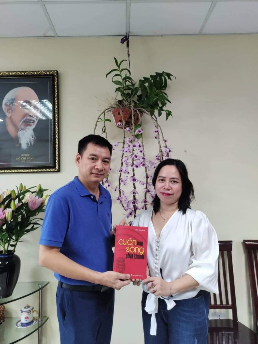 Nhà báo Thu Hòa (VOV4) cảm ơn tác giả Đồng Mạnh Hùng đã cung cấp một tài liệu quý cho công chúng và những người làm nghề.