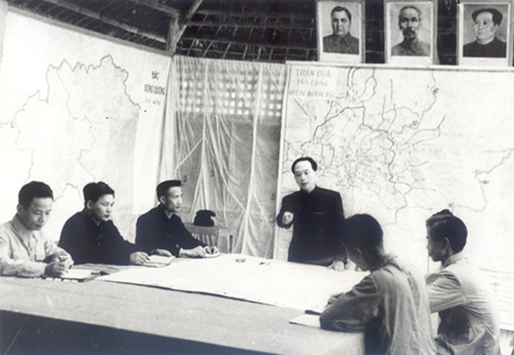 Đại tướng Võ Nguyên Giáp tại Mường Phăng ngày 22/4/1954. Ảnh: Tư liệu
