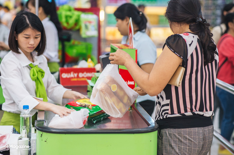 Nhiều siêu thị khuyến khích người dân sử dụng túi nhựa tự tiêu hủy. Ảnh: internet