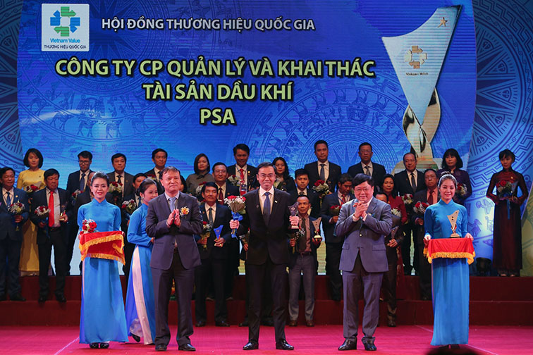 Đại diện PSA nhận biểu trưng Thương hiệu Quốc gia năm 2018