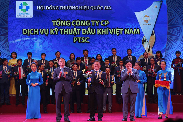 Đại diện PTSC nhận biểu trưng Thương hiệu Quốc gia năm 2018