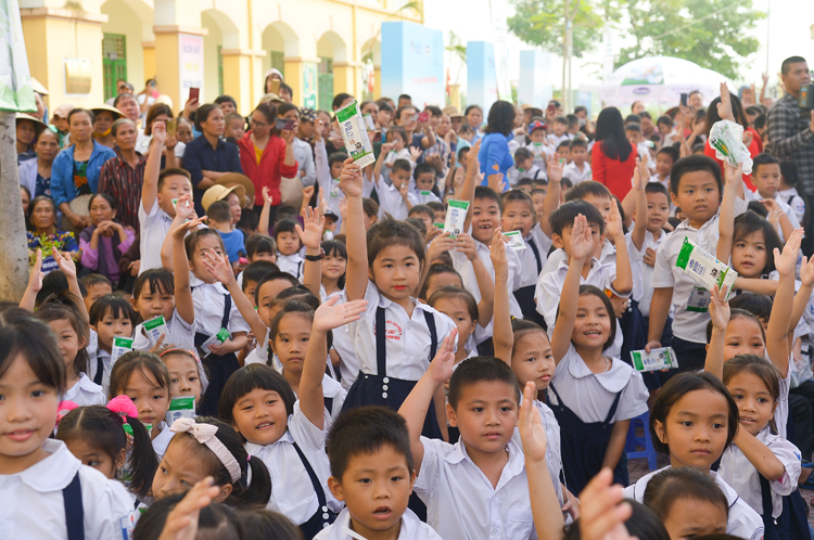 Quỹ Sữa vươn cao Việt Nam đã trao tặng những ly sữa bổ dưỡng cho học sinh khó khăn trên địa bàn Hà Nội.