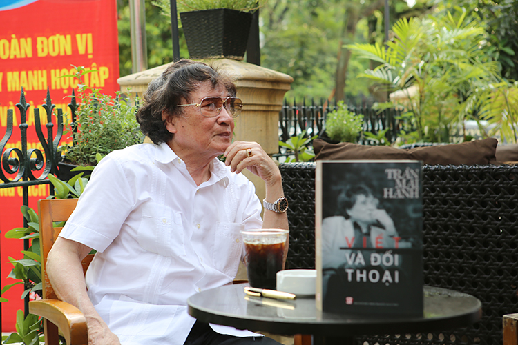 Tác giả Trần Mai Hạnh vẫn lao động miệt mài trên cánh đồng văn chương. Ảnh: Phạm Minh