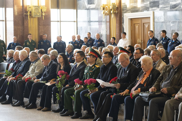 Đại sứ quán Việt Nam và cộng đồng người Việt tại Nga đã dự lễ viếng và tiễn đưa hai người bạn lớn của nhân dân Việt Nam.