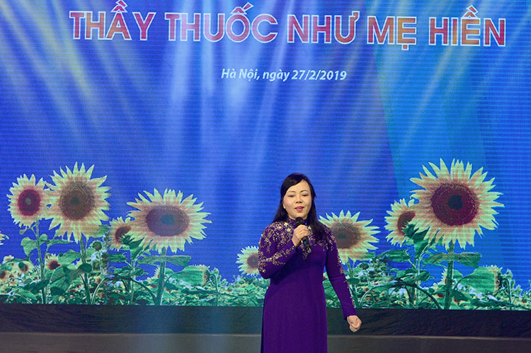 Bộ trưởng Y tế Nguyễn Thị Kim Tiến ngẫu hứng trên sân khấu. Ảnh: Trube
