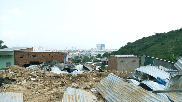Nhà cửa xây dựng trái phép trên sườn đồi bị sạt lở tại xã Phước Đồng, Tp Nha Trang. Ảnh: T.B