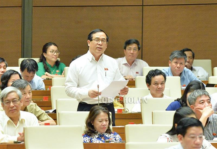 Đại biểu Quốc hội Nguyễn Quốc Hưng (đoàn Hà Nội) phát biểu ý kiến tại hội trường. 