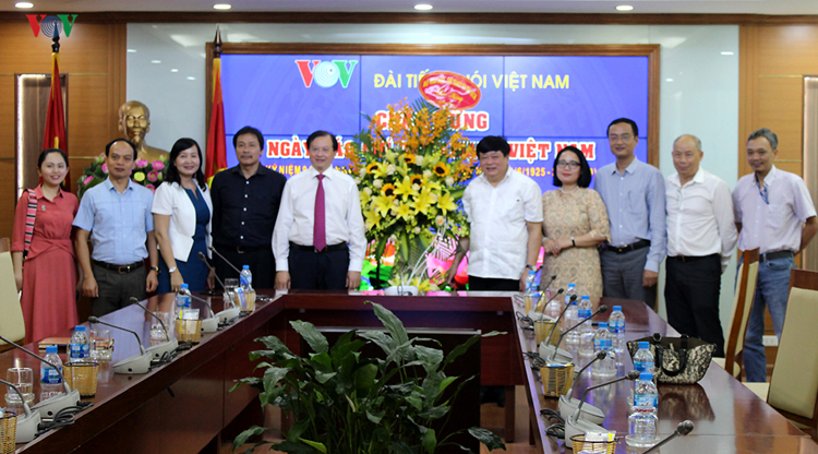 Đoàn Bộ VH-TT&DL tới chúc mừng Đài TNVN nhân Ngày Báo chí Cách mạng Việt Nam. 