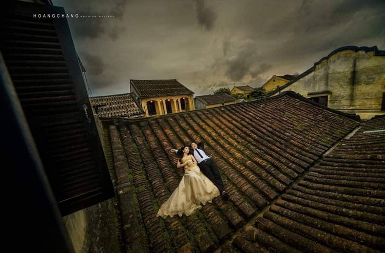 Đôi bạn trẻ nằm trên mái nhà cổ ở Hội An để chụp ảnh cưới (ảnh chụp lại từ facebook).