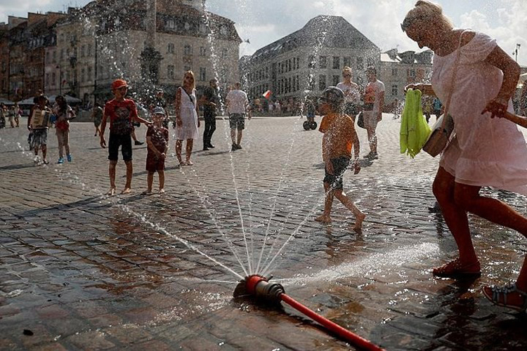 Người dân châu Âu tìm đủ mọi cách để chống chọi với nắng nóng kỷ lục. 