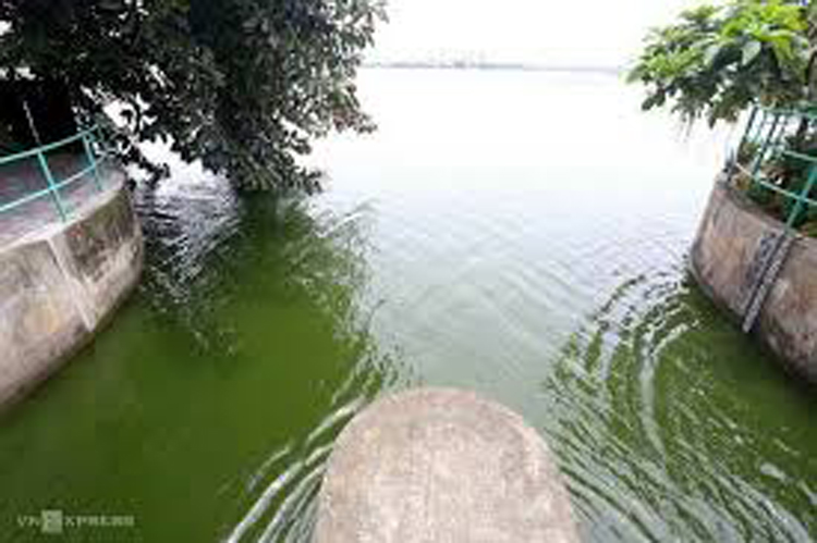 Nước được xả từ Hồ Tây vào sông Tô Lịch từ ngày 9/7 đến 11/7.