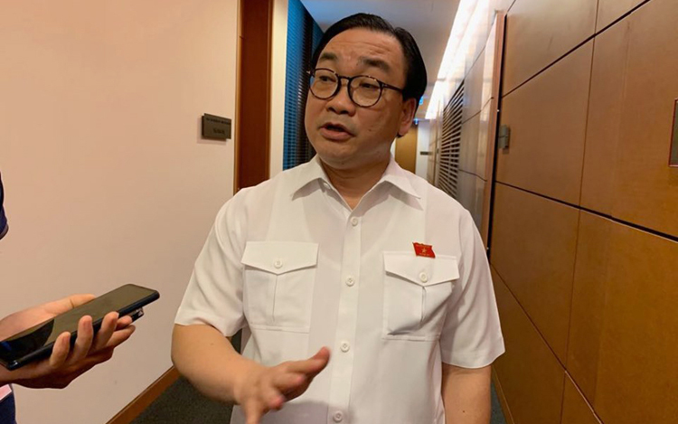 Bí thư Thành ủy Hà Nội Hoàng Trung Hải trả lời PV bên hành lang kỳ họp Quốc hội diễn ra sáng 21/5. 