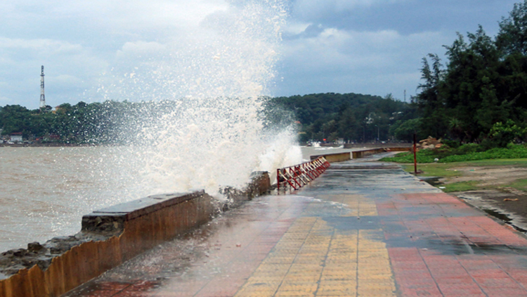 Sóng lớn xuất hiện tại khu du lịch Đồ Sơn (Hải Phòng). Ảnh: TTXVN