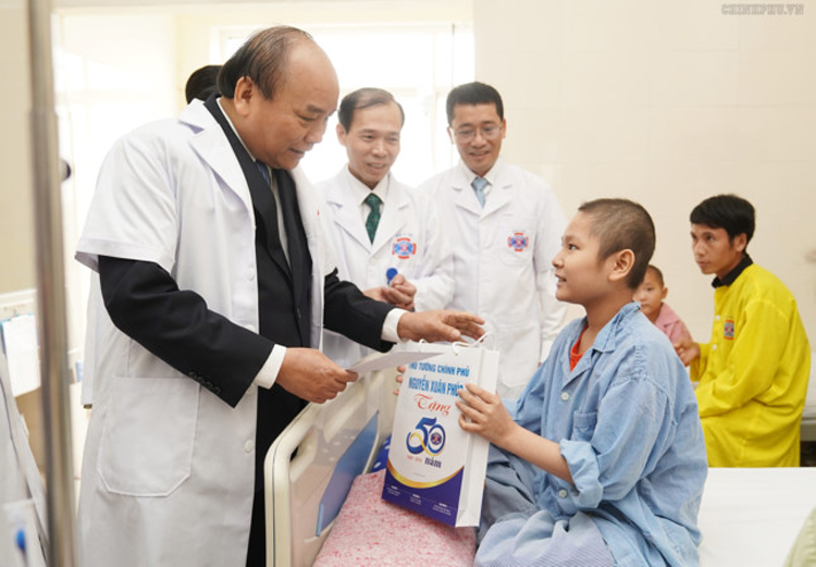 Thủ tướng trao quà động viên một bệnh nhi.