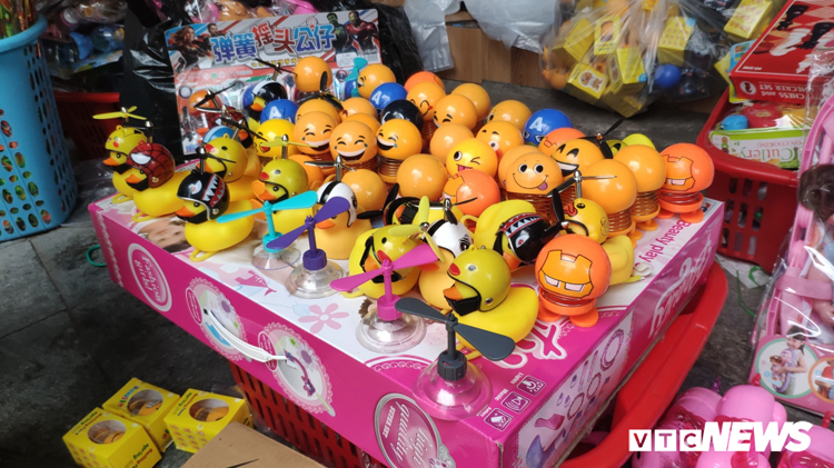 thú nhún lò xo emoji đang là đồ chơi gây sốt ở Hà Nội. Ảnh: Việt Vũ