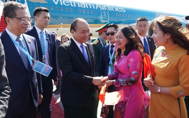 Cán bộ và nhân viên Đại sứ quán Việt Nam tại Trung Quốc đón Thủ tướng tại sân bay. 