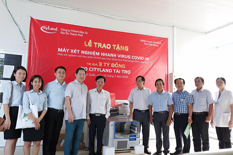 Đại diện CityLand trao tặng máy xét nghiệm virus nCoV cho Trung tâm Y tế huyện Phú Quốc. 