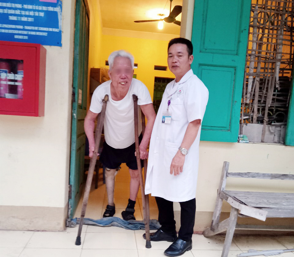 Bác sĩ Dương Thế Huyên thăm hỏi người bệnh tại Khu điều trị phong Phú Bình.