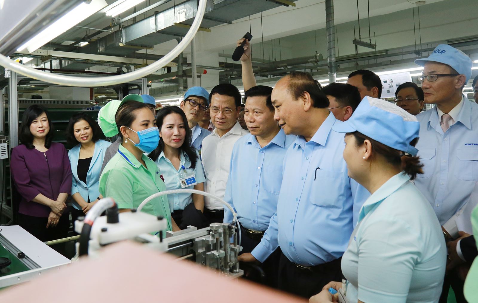 Thủ tướng Nguyễn Xuân Phúc thăm dây chuyền sản xuất linh kiện điện tử tại KCN VSIP Bắc Ninh. Ảnh: Đỗ Xuân