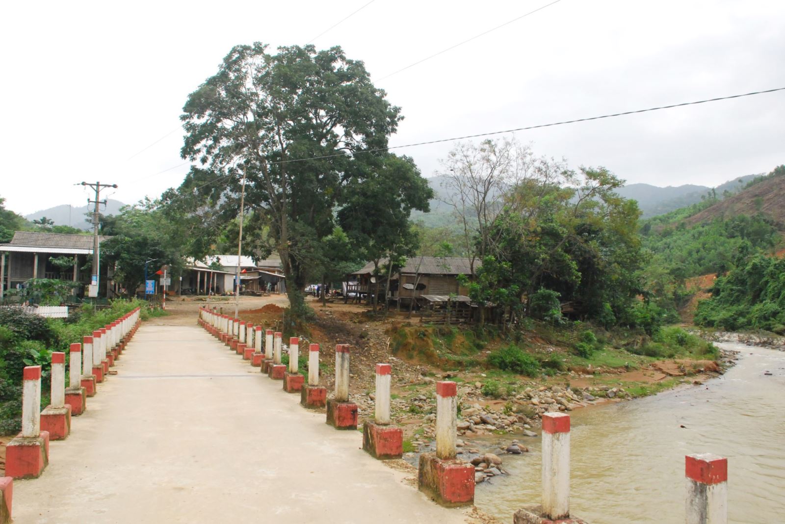 Bản 5 xã Vĩnh Ô nằm bên con sông Rào Thành, nơi con đường mới sẽ đi qua.