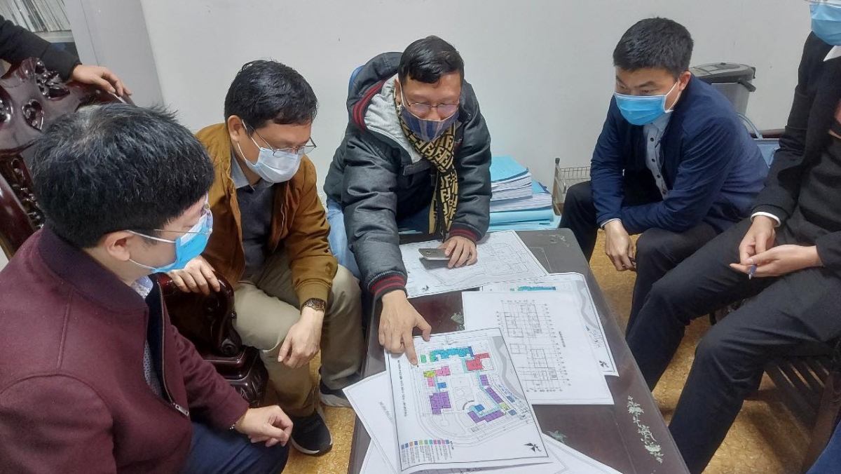 ThS.BS Nguyễn Trọng Khoa, Phó Cục trưởng Cục Quản lý Khám chữa bệnh, Bộ Y tế (bên trái) cùng đồng nghiệp đang hỗ trợ chống dịch tại TP Chí Linh, Hải Dương. (Ảnh: NVCC)