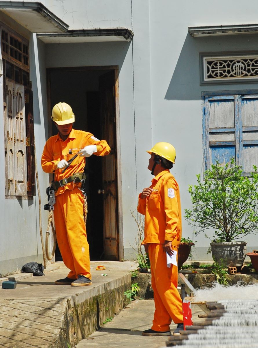 Bà con gọi là công nhân điện có mặt ngay.