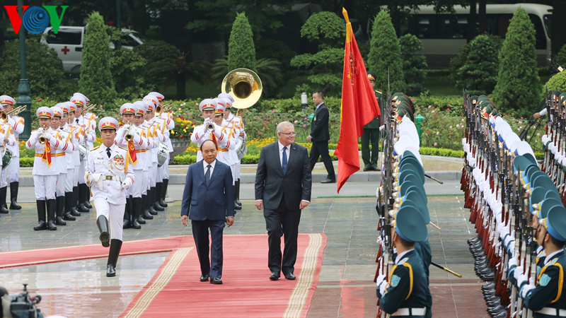 Thủ tướng Nguyễn Xuân Phúc mời Thủ tướng Australia Scott Morrison duyệt đội danh dự QĐND Việt Nam