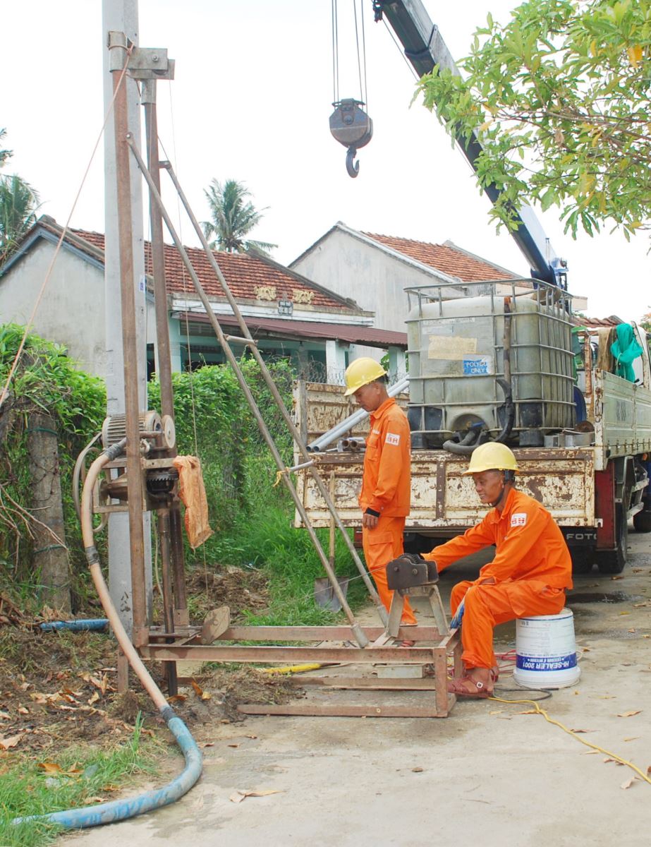 Thay cột hạ thế