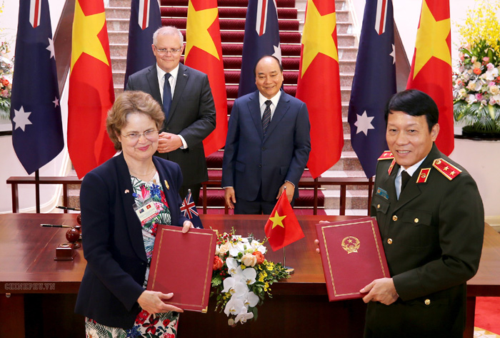 Hai Thủ tướng chứng kiến lễ ký các văn bản hợp tác giữa hai nước. Ảnh: VGP/Quang Hiếu