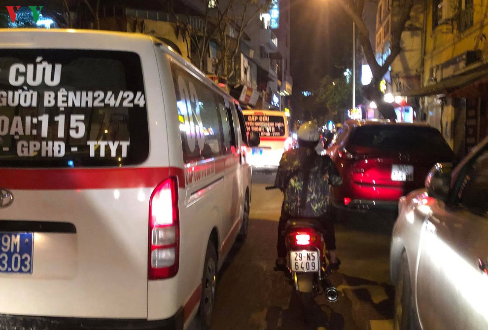 Xe cứu thương xuất hiện ở khu vực bị phong tỏa đêm 6/3 tại Hà Nội