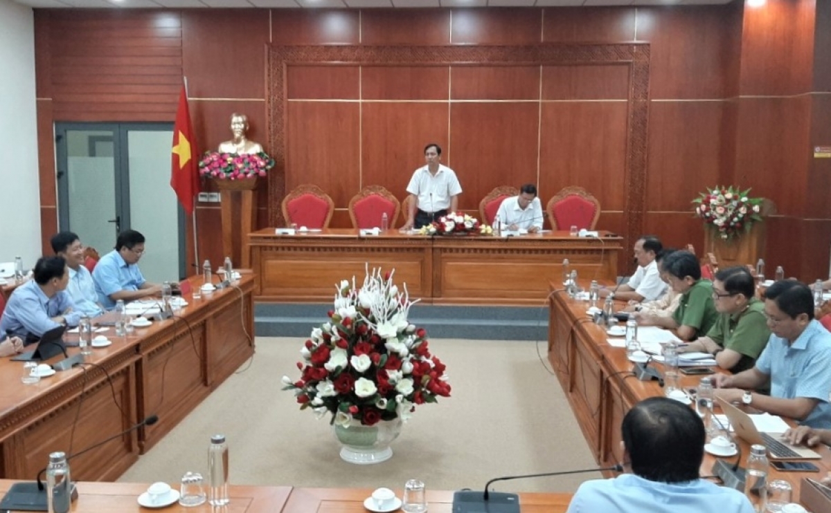 Ông Trần Hồng Quân, Phó Chủ tịch UBND tỉnh Cà Mau phát biểu trong cuộc họp