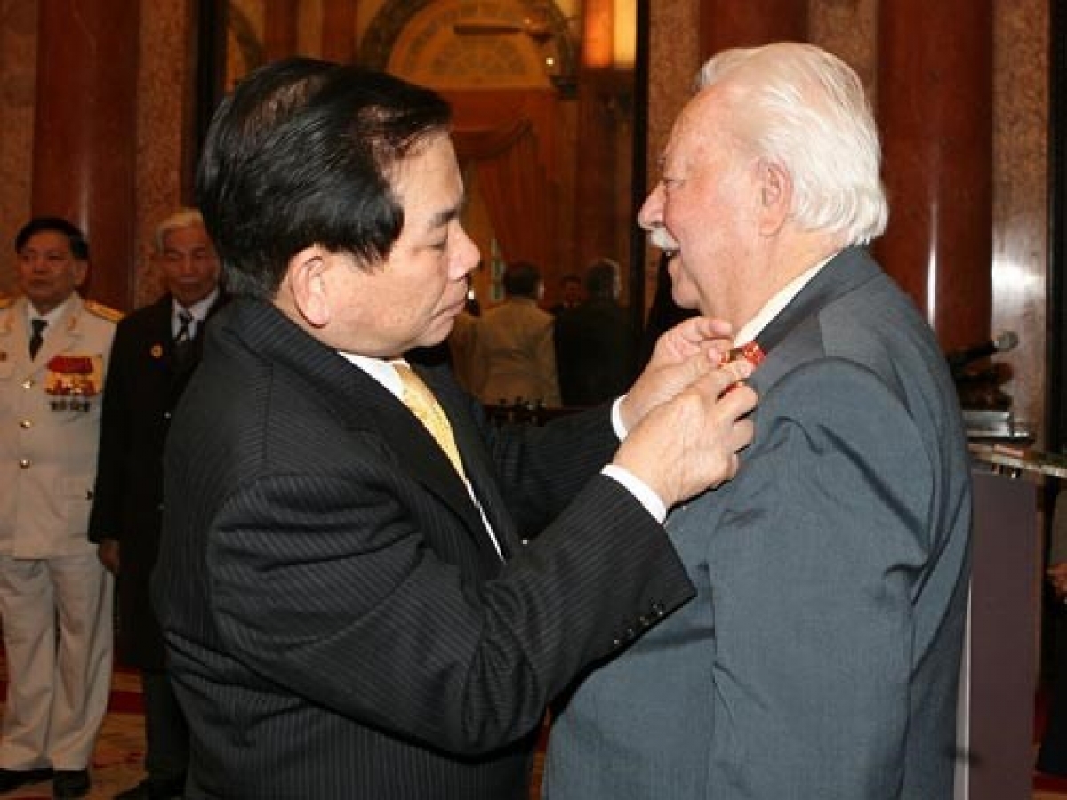 Chủ tịch nước Nguyễn Minh Triết gắn Huân chương Hữu nghị cho ông Kostas Sarantidis Nguyễn Văn Lập năm 2011. Ảnh: TTXVN