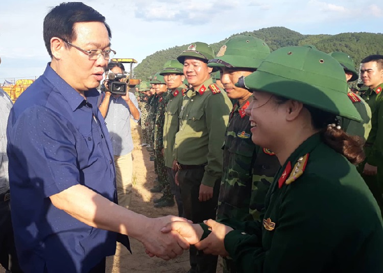 Phó Thủ tướng Vương Đình Huệ thăm hỏi động viên lực lượng chữa cháy rừng