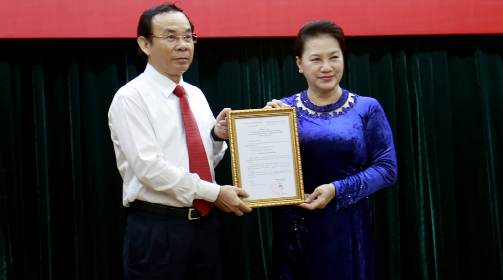 Chủ tịch Quốc hội Nguyễn Thị Kim Ngân trao quyết định cho ông Nguyễn Văn Nên