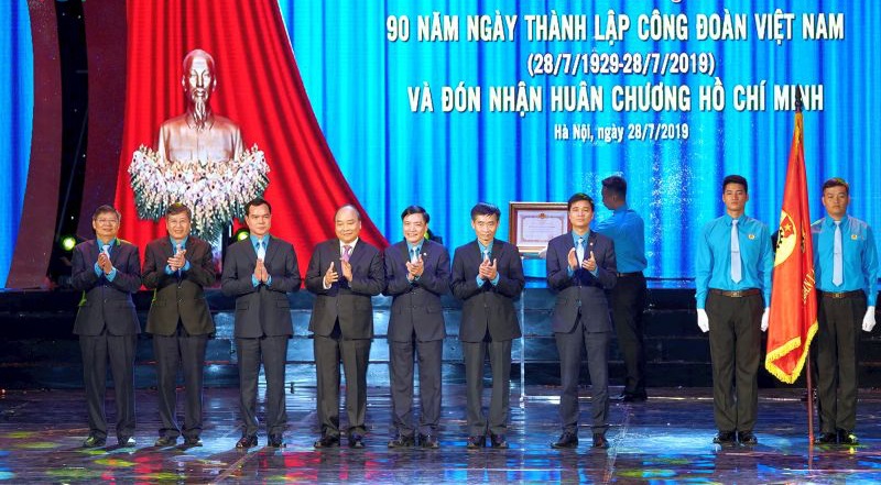 Thay mặt lãnh đạo Đảng, Nhà nước, Thủ tướng Nguyễn Xuân Phúc trao Huân chương Hồ Chí Minh lần thứ 3 cho Công đoàn Việt Nam.