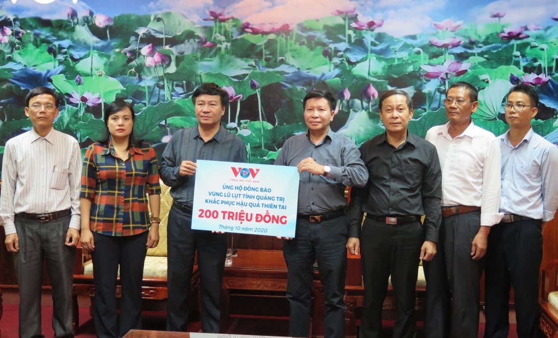 Ông Vũ Hải Quang - Phó Tổng Giám đốc Đài TNVN trao 200 triệu đồng đến Ủy ban MTTQ Việt Nam tỉnh Quảng Trị